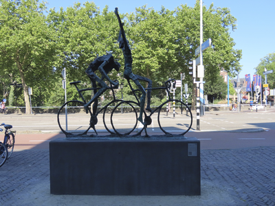 902450 Afbeelding van het op 12 augustus 2022 onthulde bronzen beeldhouwwerk 'De Tourrenners' van Jits Bakker uit 2000, ...